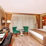 מלון Dosso Dossi Old 4*